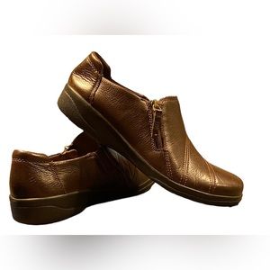 Clark’s women’s Leather Uppers Zipper Soft cushion soles loafers